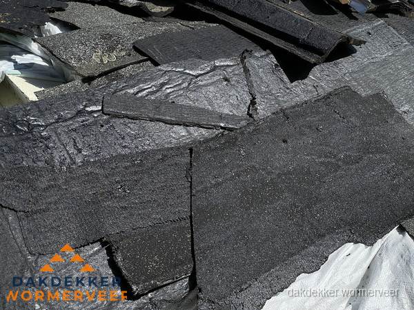 Verwijderd oud bitumen dakleer klaar voor vervanging in Wormerveer