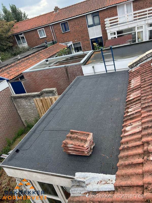 Aanbouw plat dak met reservepannen voor dakpannen vervangen in Wormerveer