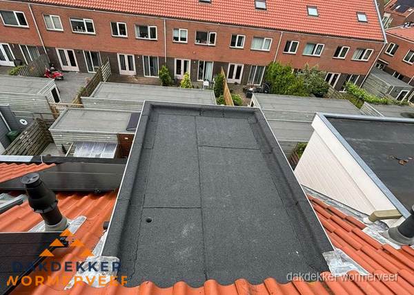 Plat dak met bitumen bedekking naast dakkapel in Wormerveer