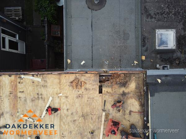 Dakschade en renovatie plat dak vanuit de lucht in Wormerveer