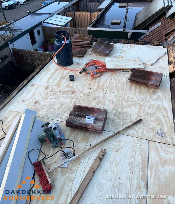 Dakreparatie werkzaamheden op plat dak met gereedschap in Wormerveer