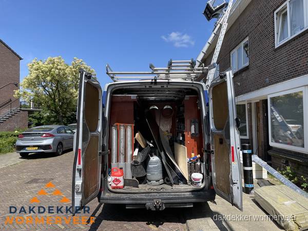 Spoed dakdekker bus met gereedschap en ladder bij woning in Wormerveer