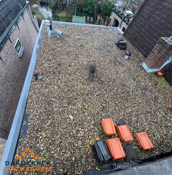 Plat dak met grindballast en dakdoorvoeren in Wormerveer