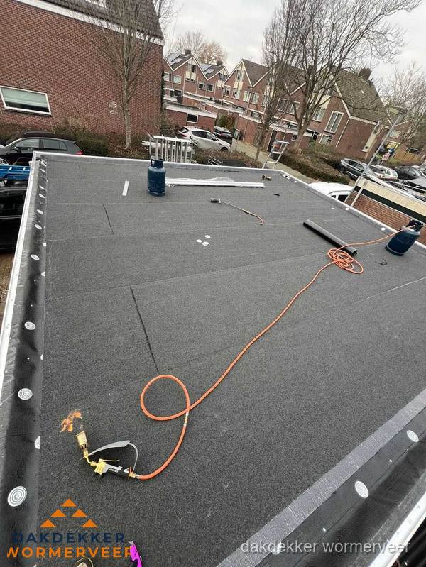 Afgewerkte dakrenovatie met bitumen op plat dak in Wormerveer