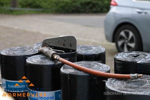 Rollen bitumen dakbedekking EshaGum klaar voor installatie in Wormerveer