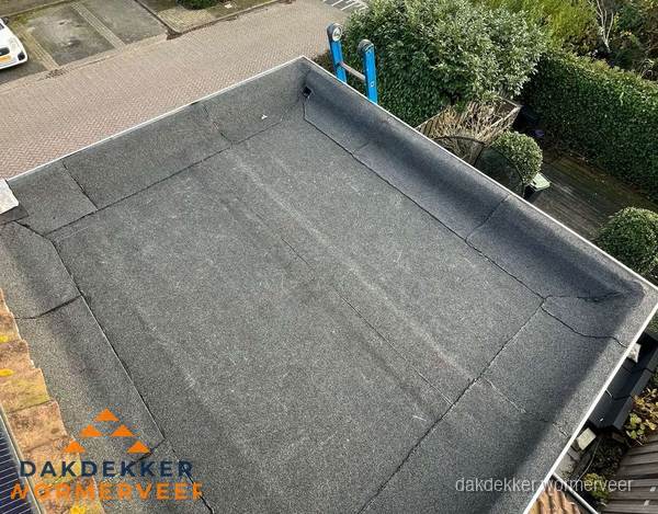 Gerenoveerd plat dak met nieuwe bitumen dakbedekking in Wormerveer