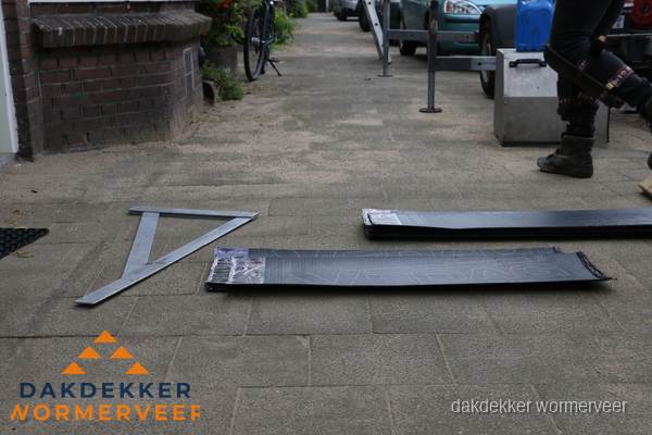 Dakbedekkingsmateriaal en zinkwerk klaargelegd voor reparatie in Wormerveer