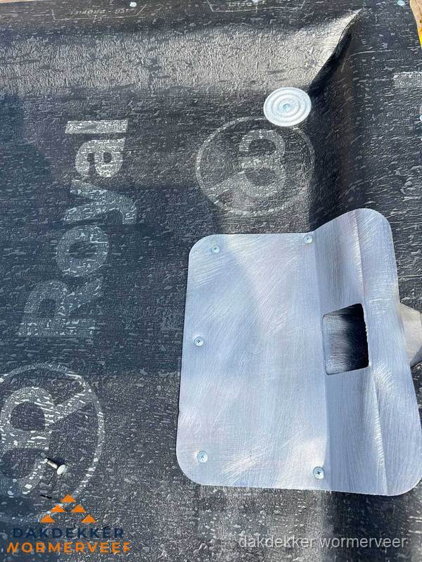 Dakgoot aansluiting op bitumen dak in Wormerveer