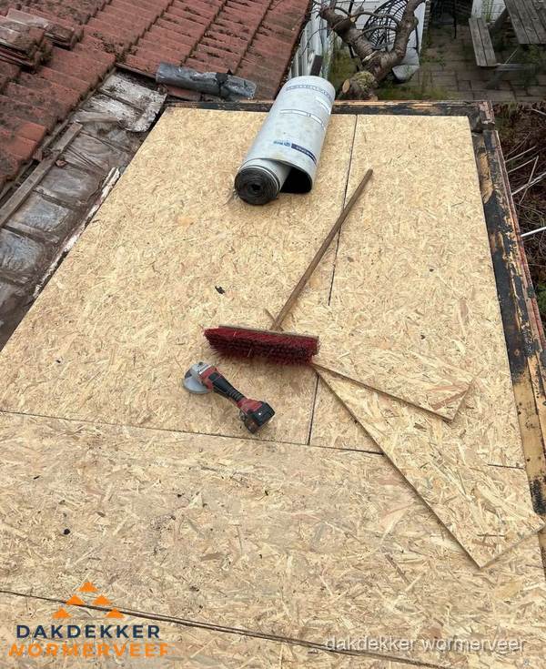 Plat dak vervangen met nieuwe OSB-ondergrond en bitumenrol in Wormerveer
