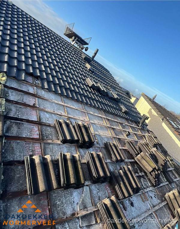 Schuin dak renovatie met nieuwe dakpannen in Wormerveer