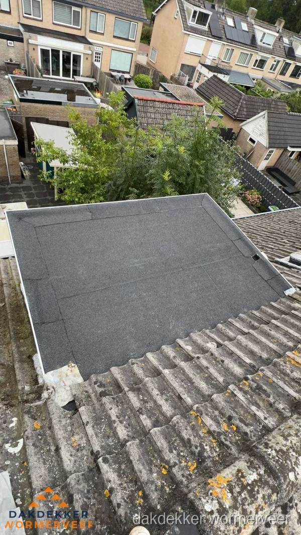 Plat dak aanbouw met bitumen dakbedekking in woonwijk Wormerveer