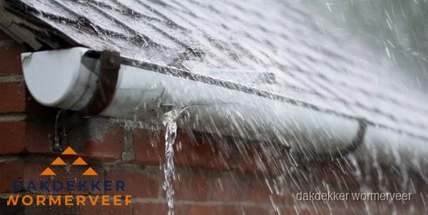 Lekkende dakgoot tijdens regenval in Wormerveer
