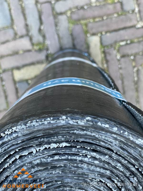 Rol bitumen dakleer met leislag voor plat dak in Wormerveer