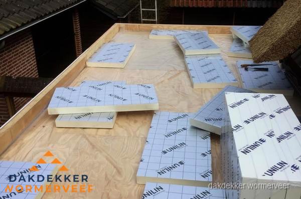 PIR isolatieplaten leggen op plat dak in Wormerveer