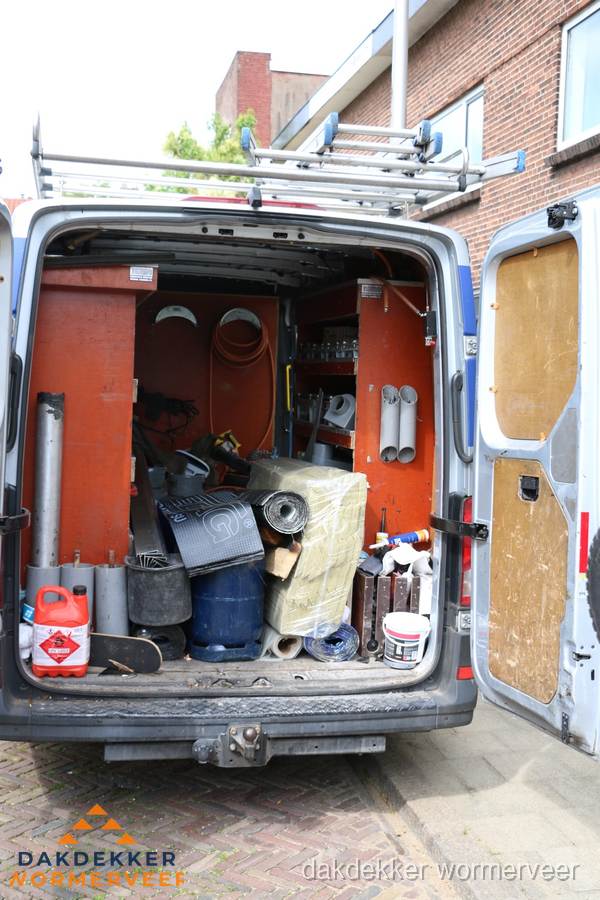 Bedrijfsbus van dakdekker met gereedschap en materialen in Wormerveer