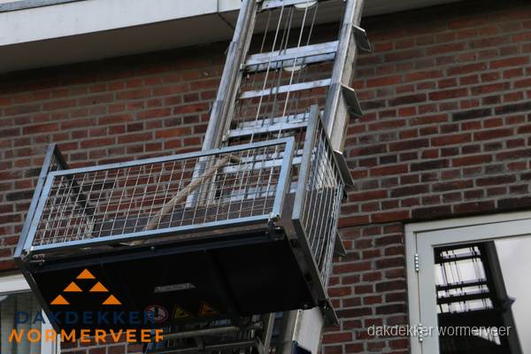 Ladderlift met dakpannen voor dakpan reparatie in Wormerveer