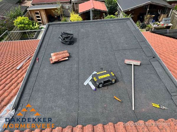 Gereedschap op nieuw plat dak na renovatie in Wormerveer