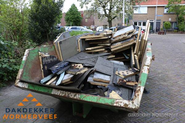 Puincontainer met oud dakmateriaal na dakrenovatie in Wormerveer
