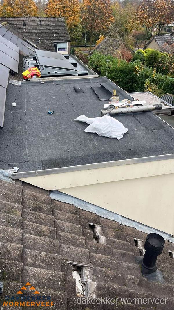 Beschadigde dakbedekking op plat dak voor reparatie in Wormerveer