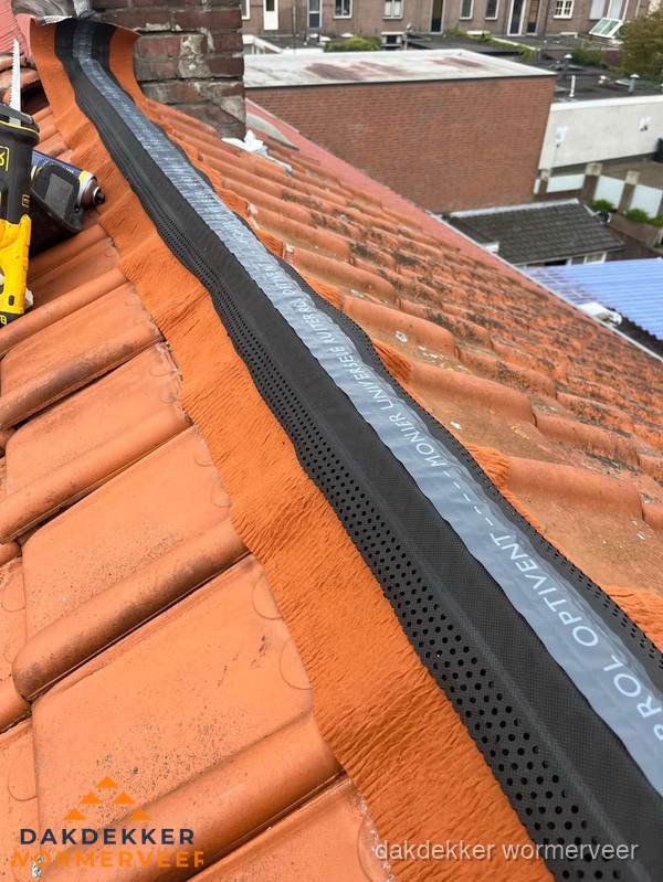 Nokventilatie installeren op hellend pannendak in Wormerveer
