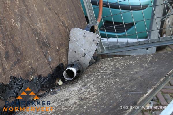 Dakdekkers gasbrander voor bitumen werkzaamheden in Wormerveer