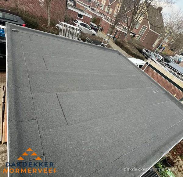 Nieuwe bitumen dakbedekking op plat dak van garage in Wormerveer
