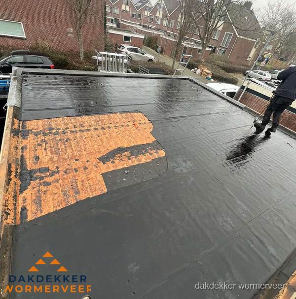 Dakdekker brengt EPDM dakbedekking aan op plat dak in Wormerveer