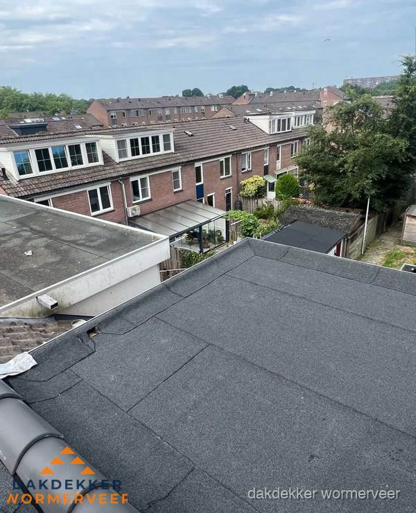Vernieuwd plat dak met bitumen in woonwijk in Wormerveer