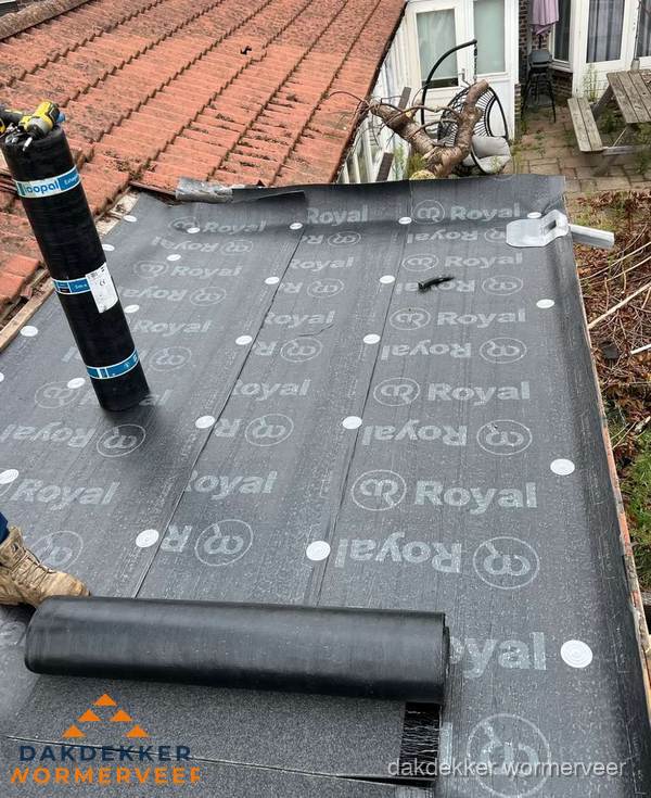 Bitumen dakbedekking leggen op plat dak aanbouw in Wormerveer