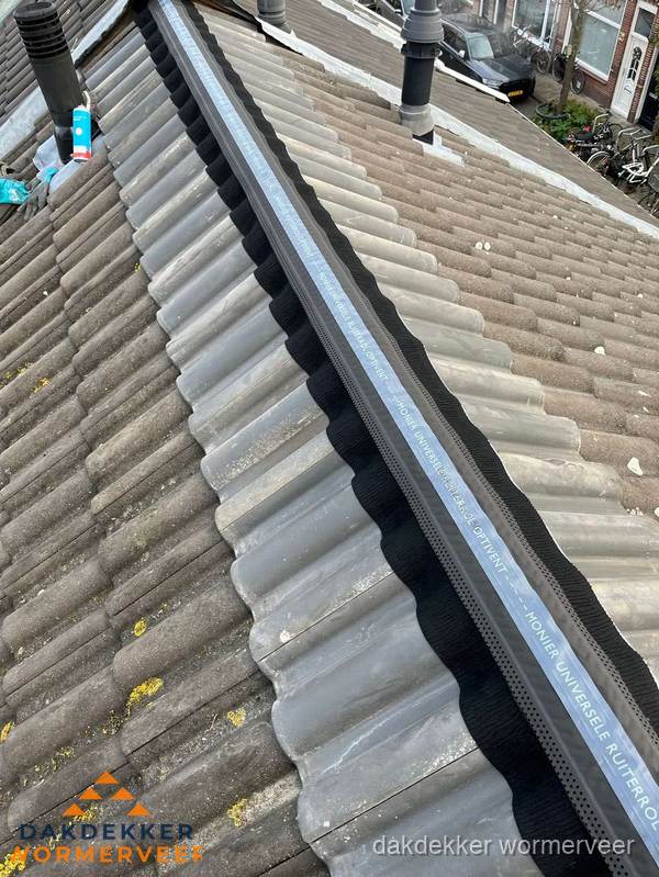 Nokvorst met Monier ventilatie op schuin pannendak in Wormerveer