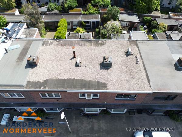 Plat dak met grindballast en dakdoorvoeren in Wormerveer