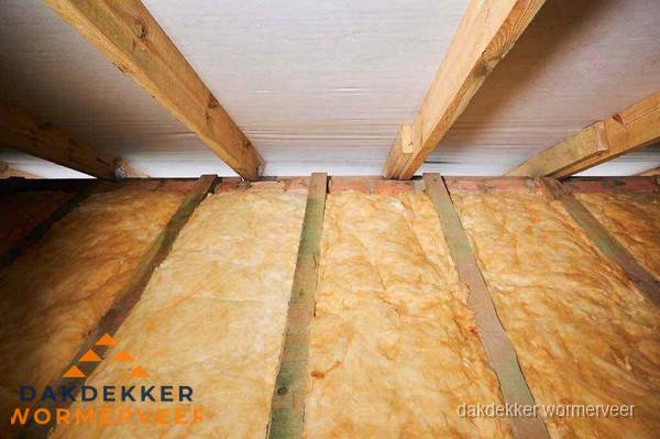 Dakisolatie met glaswol tussen dakspanten in Wormerveer
