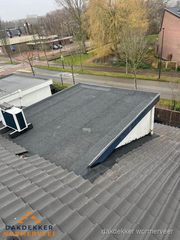 Plat dak met bitumen isolatie en dakbedekking in Wormerveer