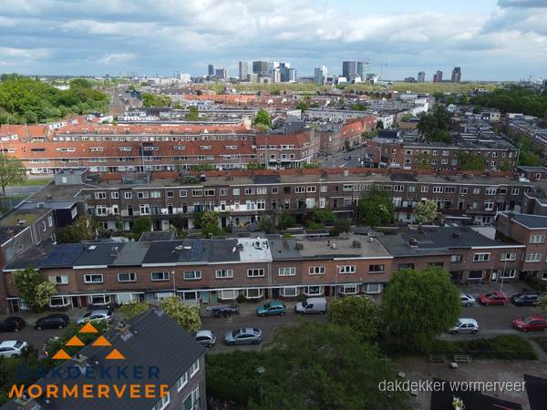 Luchtfoto van daken in woonwijk Wormerveer