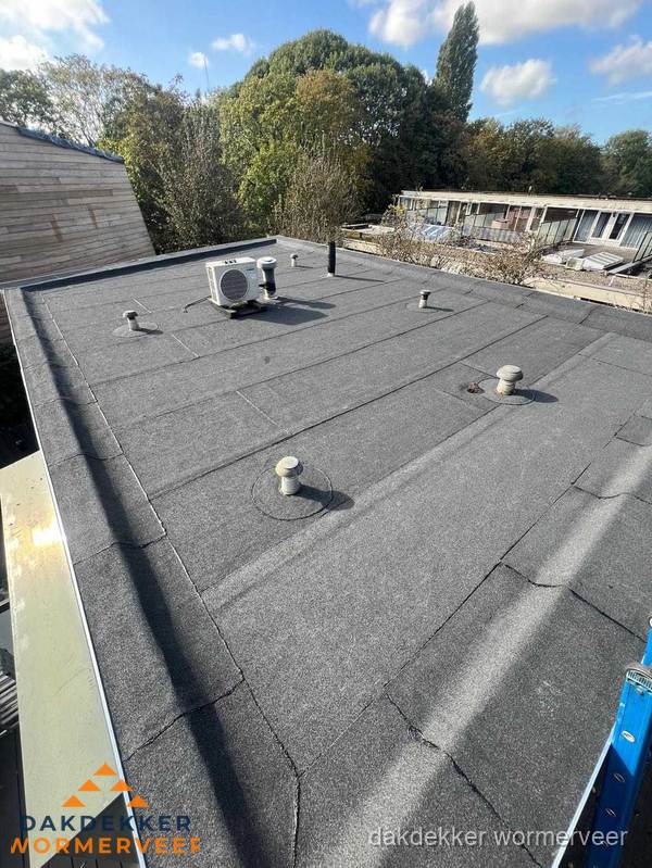 Kosten dakdekker: afgewerkt plat bedrijfsdak met bitumen in Wormerveer