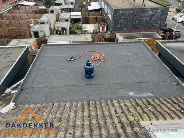 Plat dak met bitumen dakbedekking en brander in Wormerveer