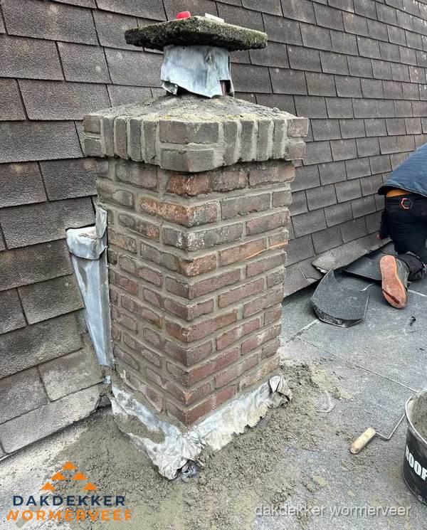 Schoorsteen reparatie met lood en voegwerk op leien dak in Wormerveer