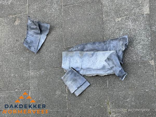 Oude verwijderde loodslabben na vervanging in Wormerveer