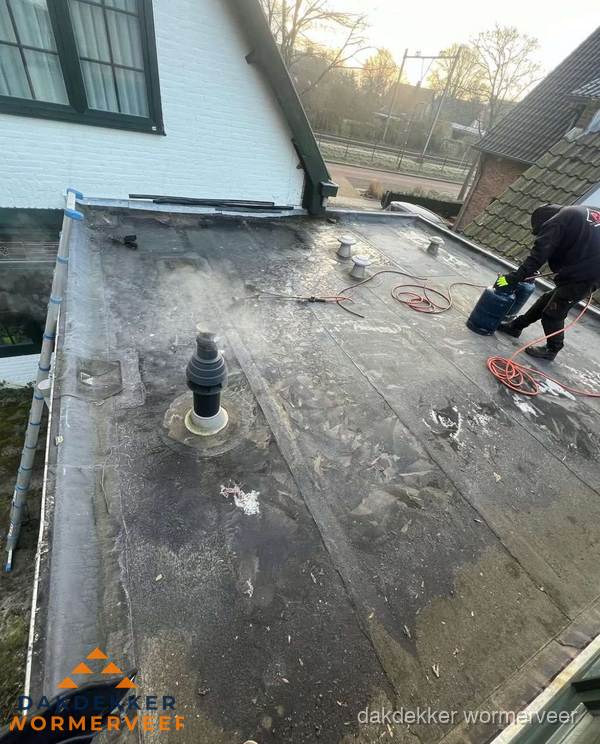 Dakdekker verhelpt daklekkage op plat dak in Wormerveer