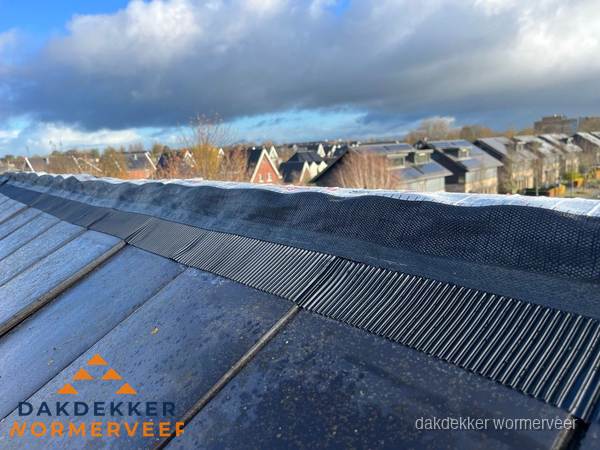 Dakisolatie bij de nok met ventilatieprofiel op schuin dak in Wormerveer