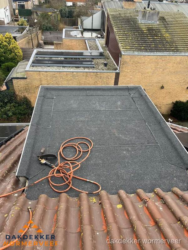 Reparatie aansluiting plat dak en schuin dak in Wormerveer