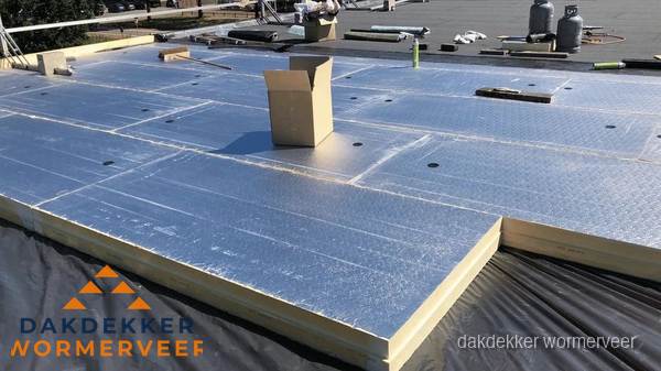 PIR isolatieplaten worden gelegd op plat dak voor dakisolatie in Wormerveer