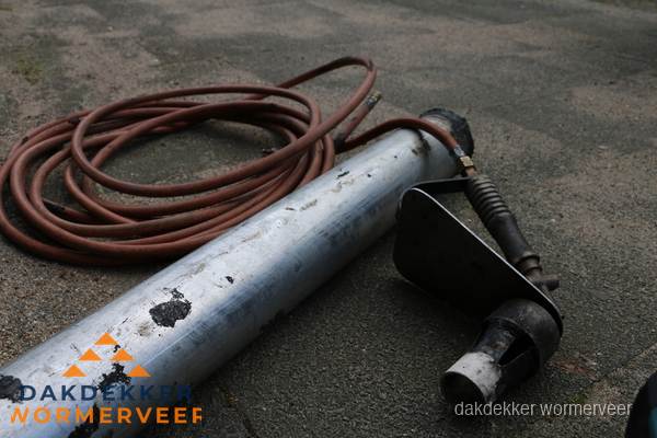 Dakdekker gasbrander en gereedschap voor spoedklus in Wormerveer