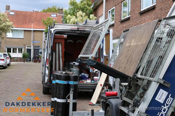 Dakdekkersbusje met materiaal en ladderlift voor dakpannen vervangen in Wormerveer