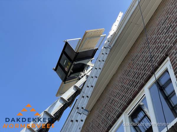 Dakgoot vervangen met dakdekkerslift in Wormerveer