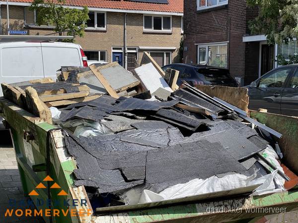 Afvalcontainer met gesloopt dakmateriaal tijdens dakkapel renovatie in Wormerveer