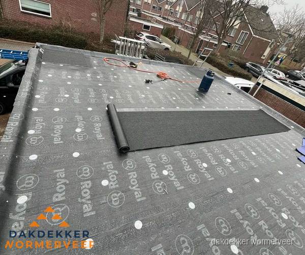 Dakrenovatie plat dak met bitumen dakbedekking in Wormerveer