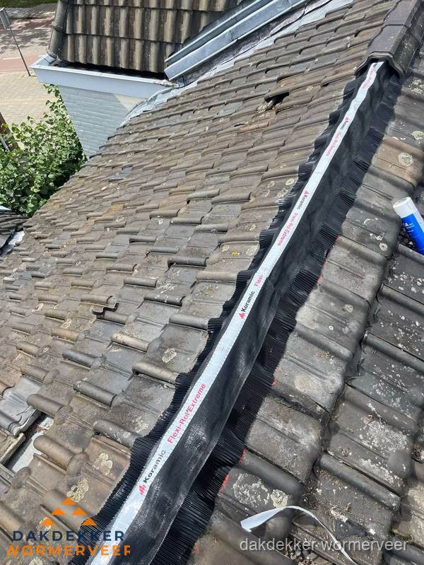 Nokvorst renovatie met Koramic nokrol op schuin pannendak in Wormerveer