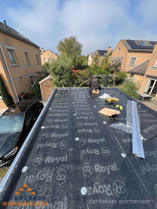 Nieuwe Royal bitumen dakbedekking op plat dak van aanbouw in Wormerveer