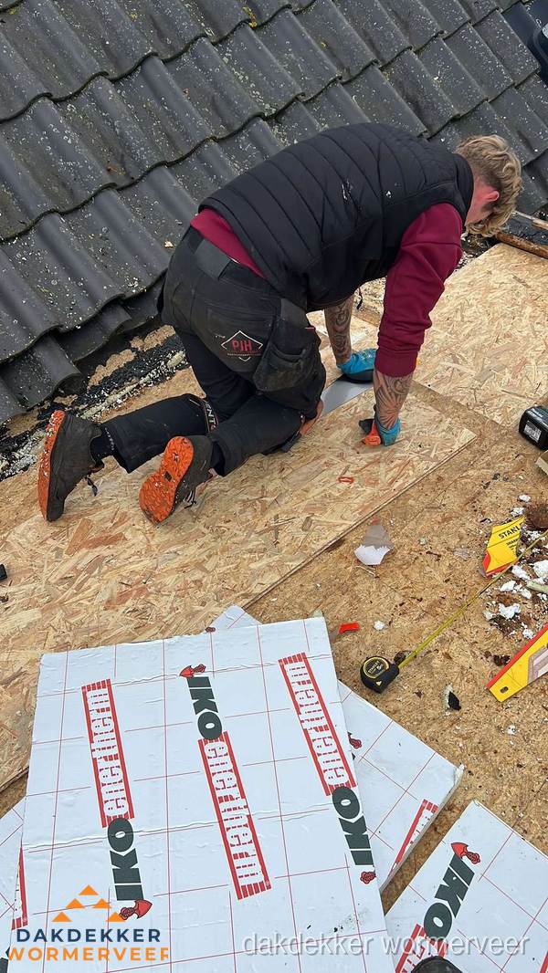 Dakdekker plaatst PIR-isolatieplaten op plat dak in Wormerveer